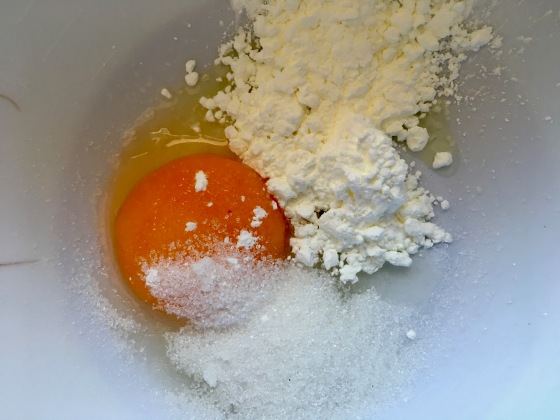 01 Egg, flour and sugar in bowl